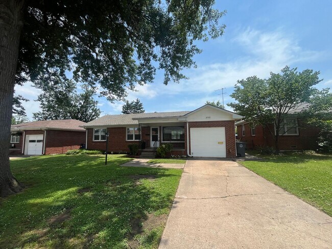 Foto del edificio - Midtown bungalow, beautiful hard wood floors, lots of natural light.