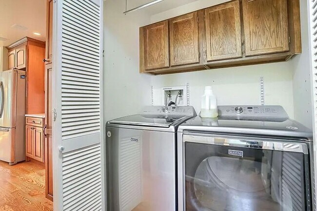 Foto del edificio - August 2026 Lakewood 5 Bedroom 2.5 Bathroom House with HUGE Backyard