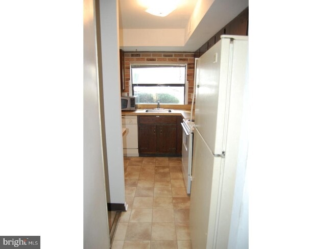 Building Photo - 2027 Valley Dr