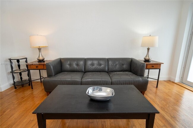 Foto del edificio - 7445 Harding Ave