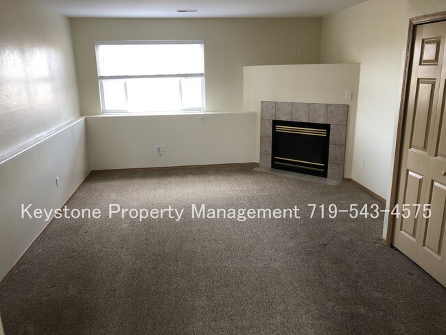 Building Photo - 377 - 379 W. Buttercup Way