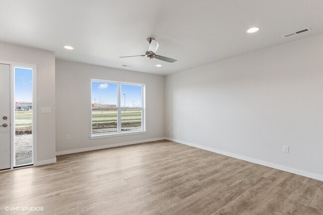 Building Photo - 2227 Saint Andrews Dr