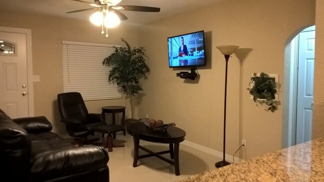 Completamente amueblado con servicios públicos. - 2512 Musselwhite Ave