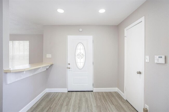Building Photo - 14606 Oak Leaf Loop