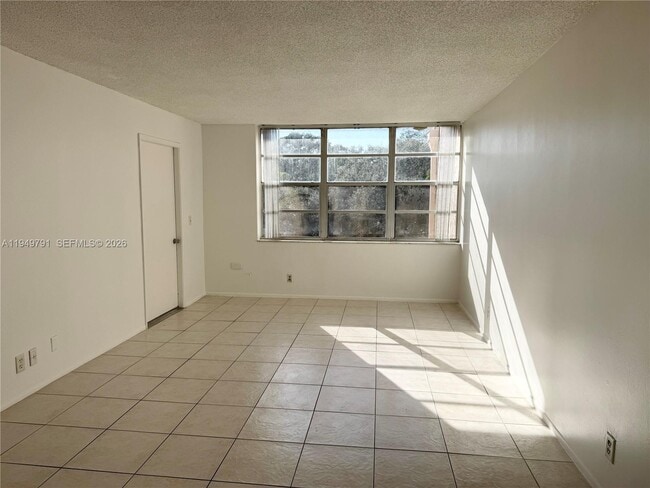 Building Photo - 9400 Live Oak Pl