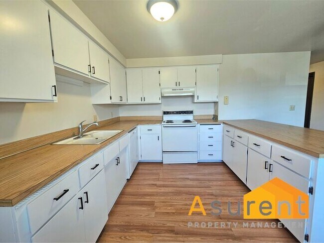 Foto del edificio - MOVE IN SPECIAL: $500 OFF on First Full Months Rent! Charming 2-Bedroom 4-plex in Prime Ashland L...