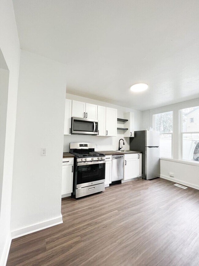 Building Photo - 709-711-711 Industry St