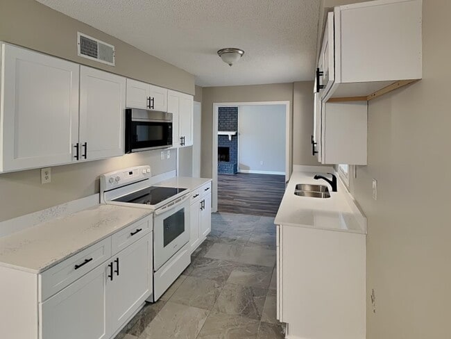 Building Photo - 1017 Hawkview Dr