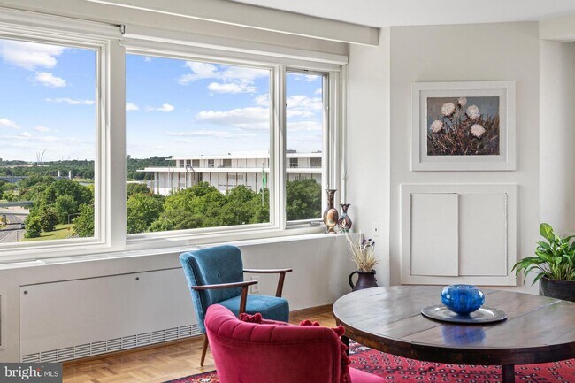 Foto del edificio - 2475 Virginia Ave NW