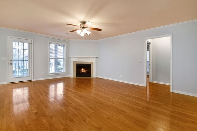 Building Photo - Pet Friendly Three Bedroom with Bonus!