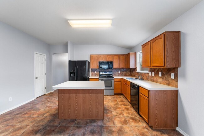 Foto del edificio - 3 Bed 2 Bath located in Astoria Place Subd...