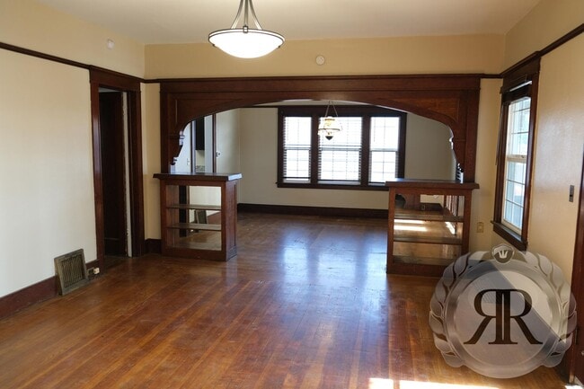 Building Photo - Gorgeous 4bd 1.5bt Home Next to YVC!