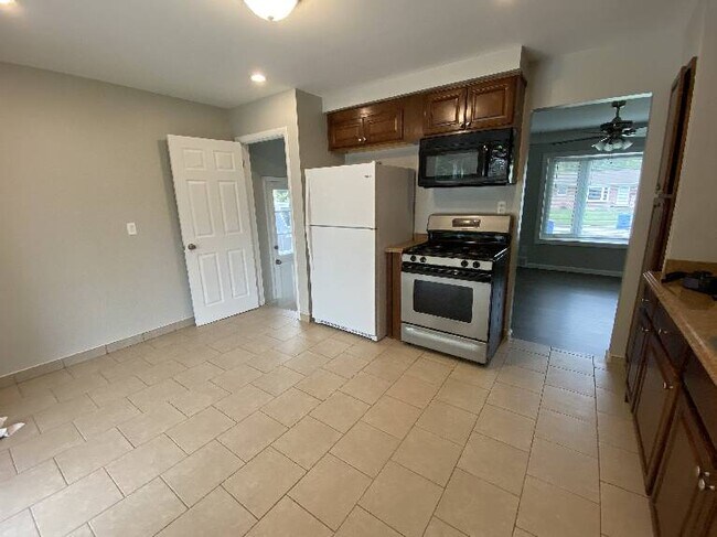 Building Photo - Beautiful updated 3 bedroom ranch