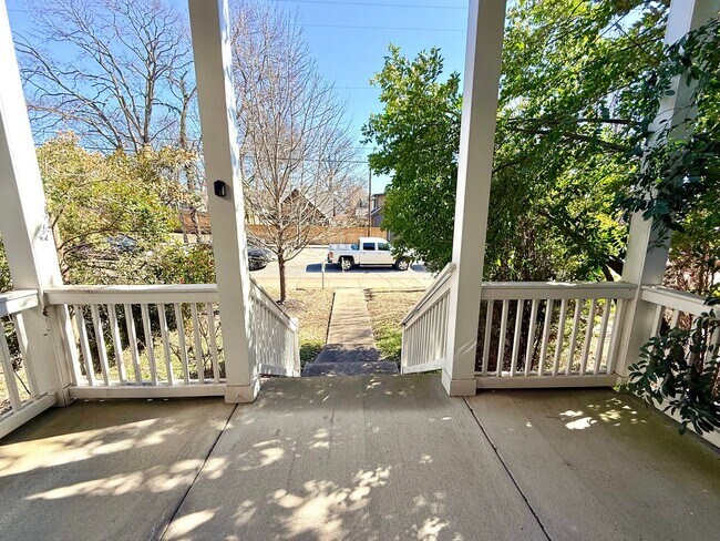 Foto del edificio - WALK TO 8TH AVE AND 12 SOUTH!  Beautiful 3/2.5 home with garage on 10th Ave S