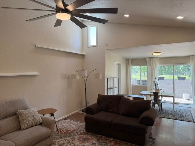 Building Photo - 1231 E Bluebell Ln