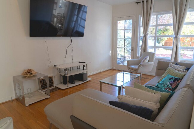 Foto del edificio - 4242 Tujunga Ave