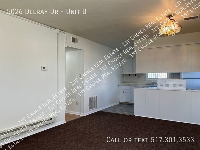 Building Photo - 2-BDR 1-BTH Duplex in Lansing - Cat Friendly