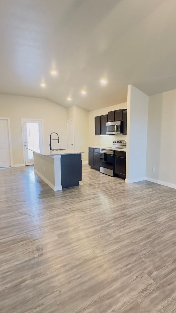 Foto del edificio - 3 Bedroom Home In Midland, TX (Pre-Leasing...