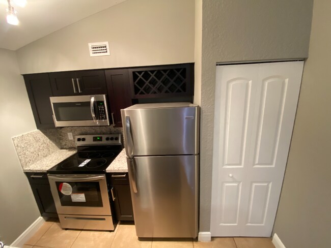 Building Photo - 2803 N Oakland Forest Dr