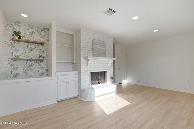 Foto del edificio - 121 Courtney Dr