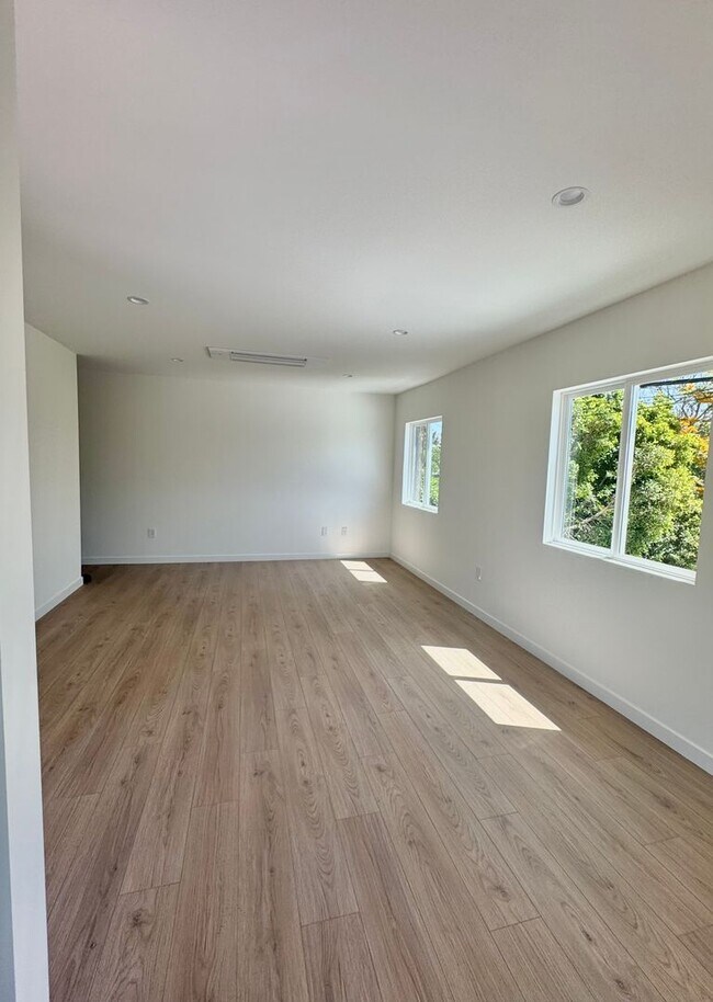 Foto del edificio - Spacious 1000 Sq. Ft. Second-Floor Back AD...