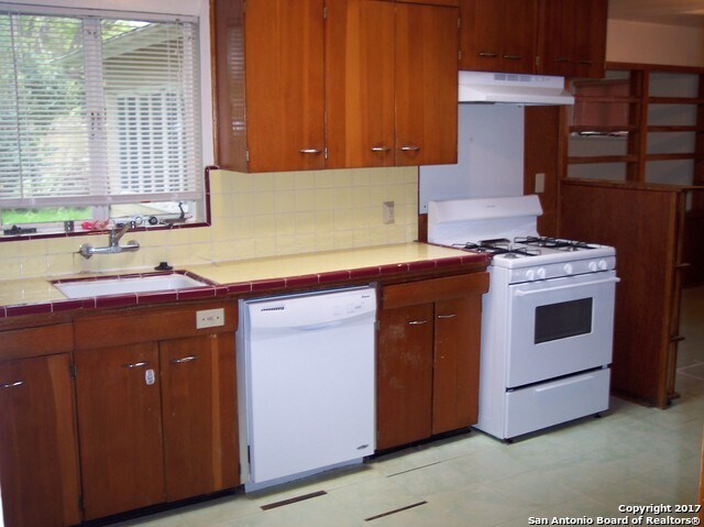 Building Photo - 646 E Nottingham Dr