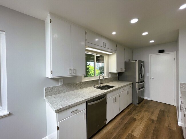 Foto del edificio - REDWOOD CITY - Spacious 4-Bed, 3 Bath Upda...