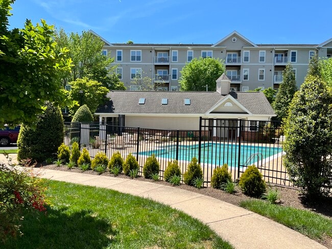 Building Photo - 7000 Falls Reach Dr