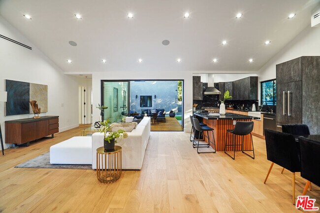Foto del edificio - 11256 Valley Spring Ln