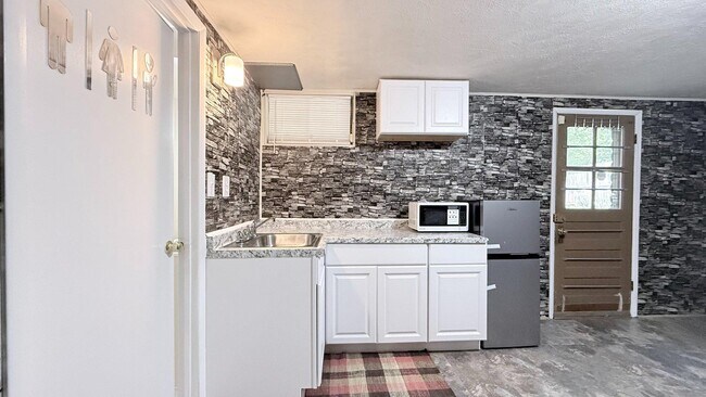 Foto del edificio - 4203 Maple Rd