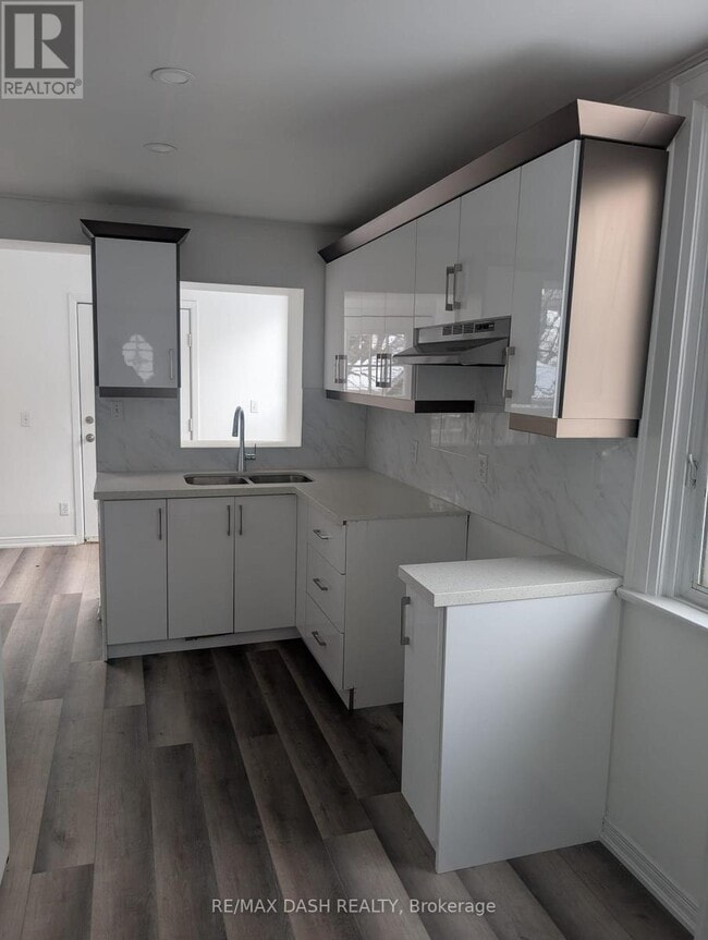 Building Photo - 547 Glencairn Ave