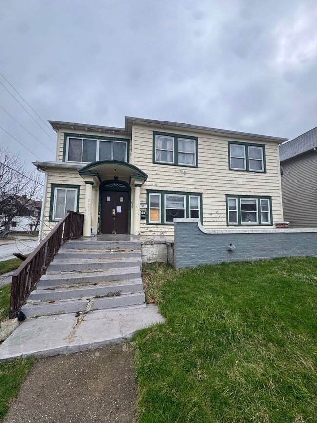 Building Photo - 1633 Eddington Rd