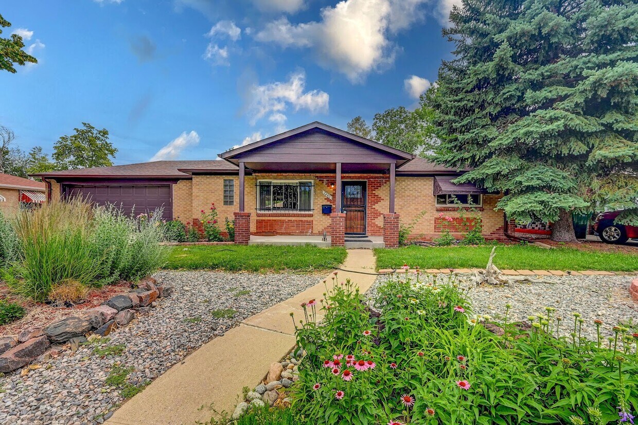 Foto principal - 2240 Kingston St