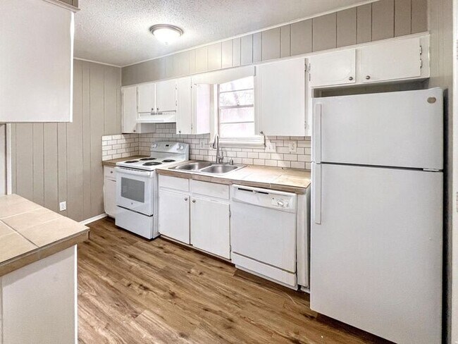Building Photo - 8917 Tanya Dr