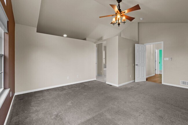Building Photo - 4 bedroom 3 1/2 Bath Home is Registry Ridge