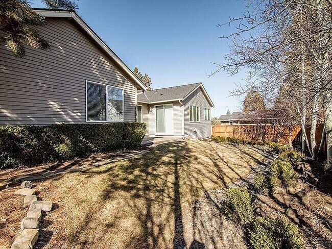 Foto del edificio - Must see one level home in NW Bend