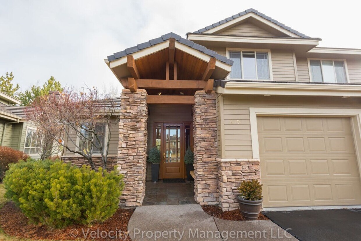 Primary Photo - Beautiful Townhouse in Broken Top with Two...