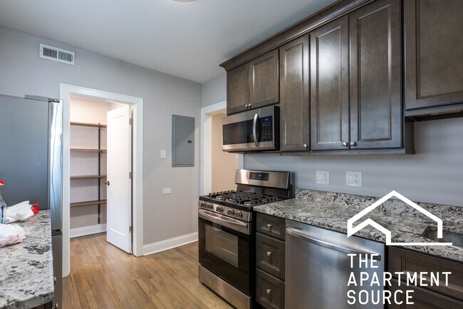 Foto del edificio - 2240 N Sawyer Ave