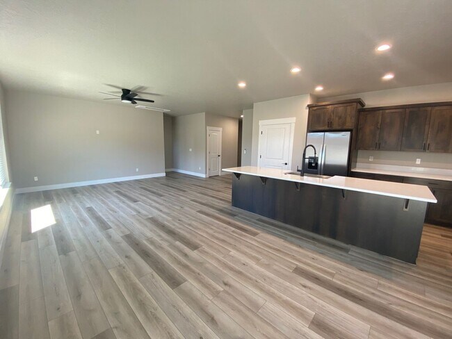 Foto del edificio - ~Brand New House in Sutherlin~