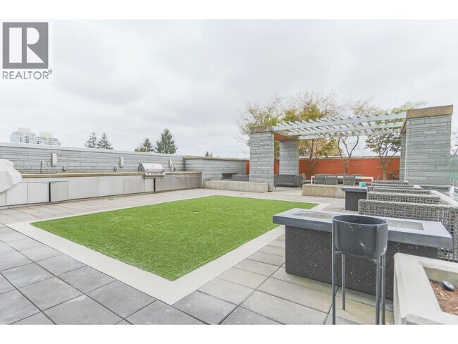 Photo du bâtiment - 652 Whiting Way