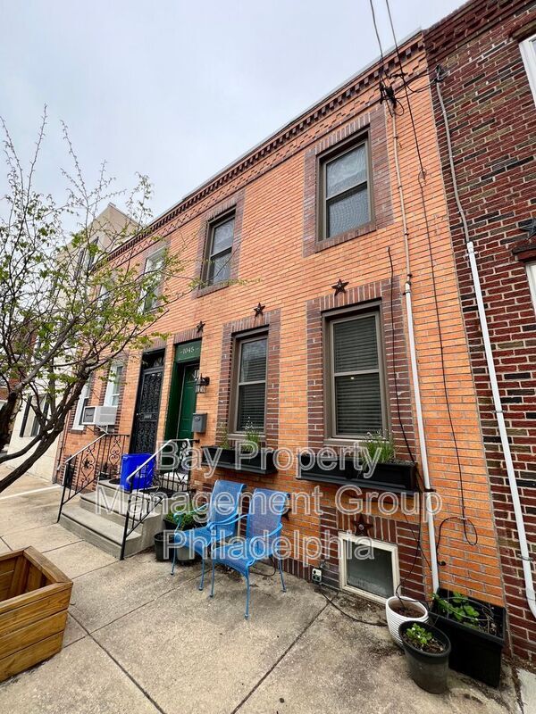 Primary Photo - 1045 Fernon St