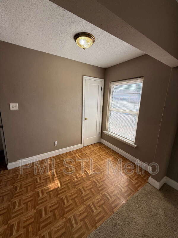 Building Photo - 6737 Kenwood Dr