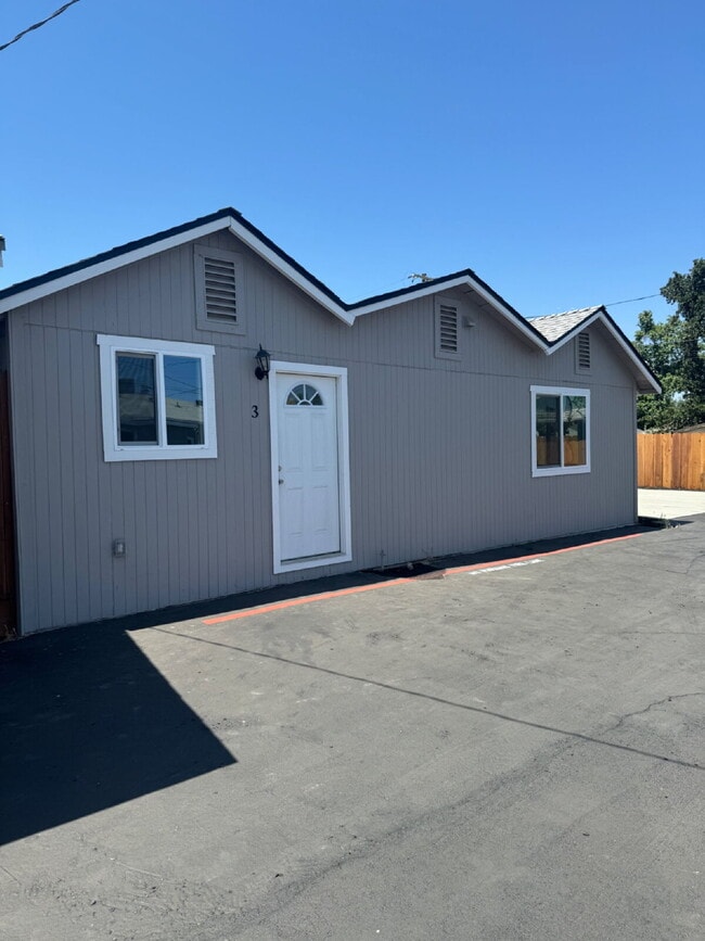 Building Photo - Now Available – Renovated 2 Bed / 1 Bath A...