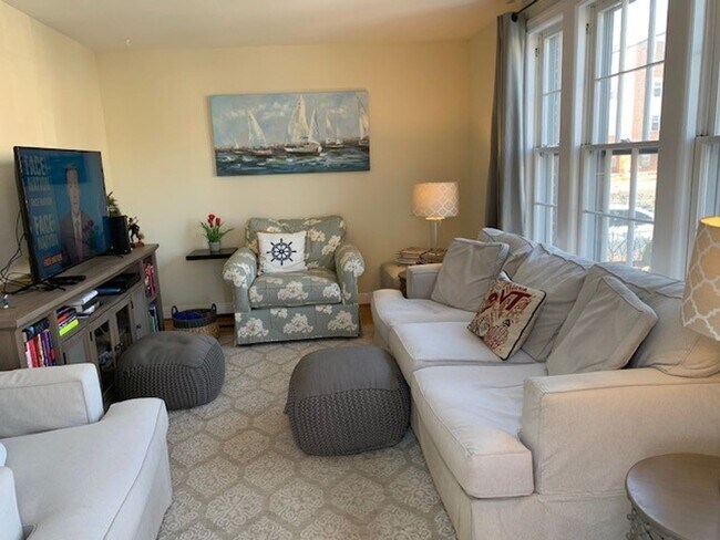 Foto del edificio - Beautiful 2 Bedroom 1 Bathroom End Unit, B...