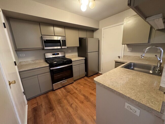 Building Photo - 407 Trenton Ct