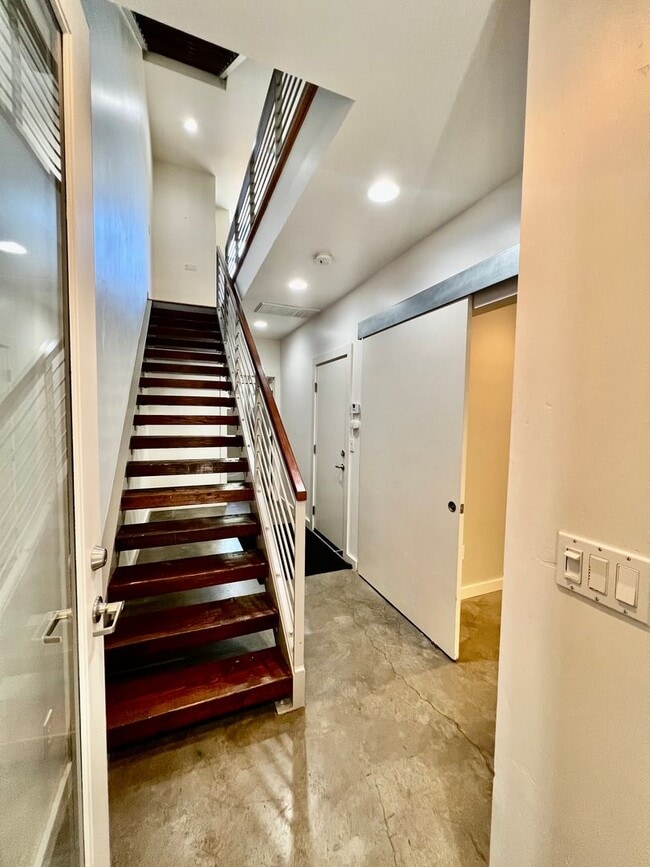 Building Photo - GREEN 3 story townhouse available! AC & ga...