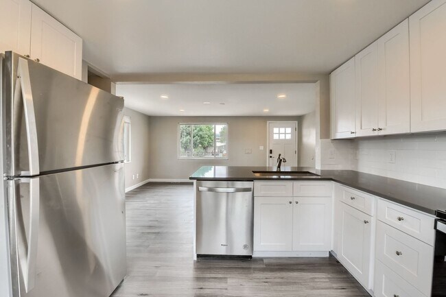 Building Photo - 4 Bedroom duplex in Lakewood