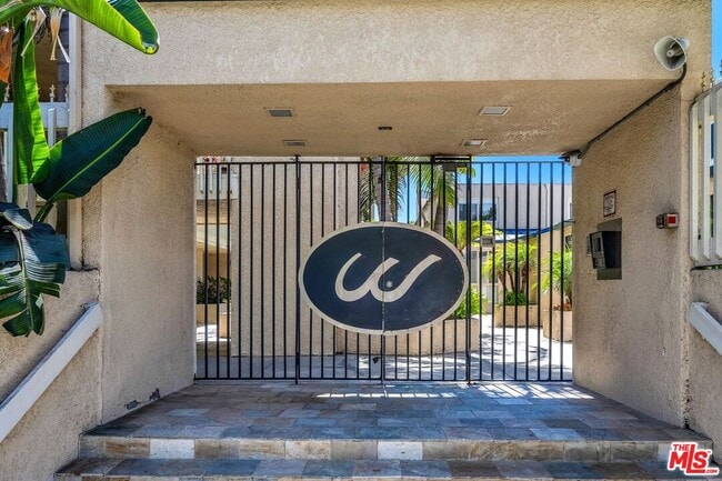 Building Photo - 7301 Vista Del Mar