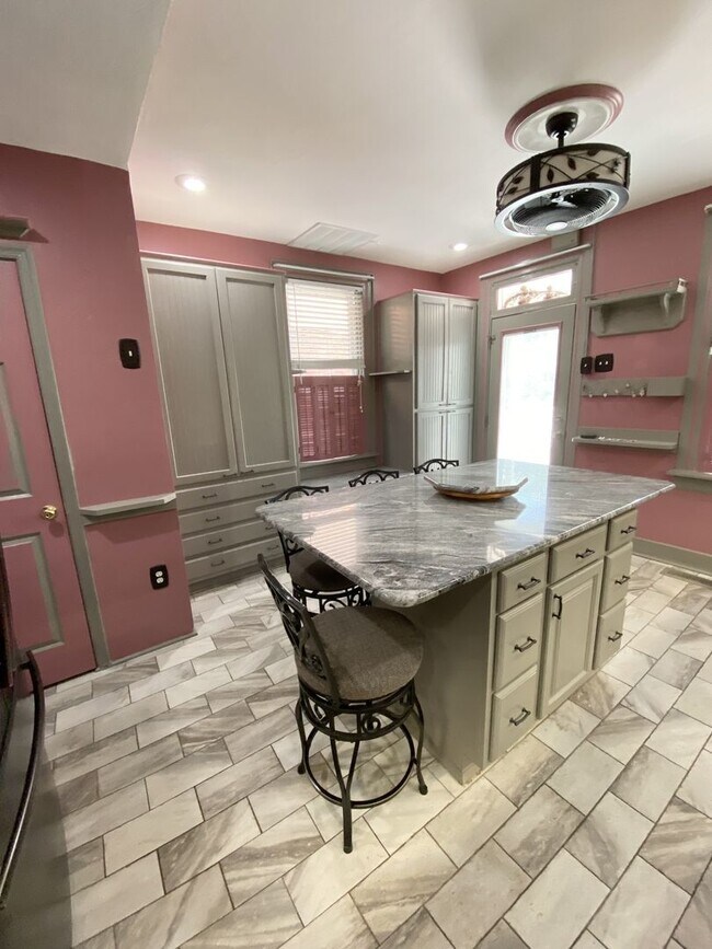 Foto del edificio - 3 Bedroom 1.5 Bath Private Home Must See K...