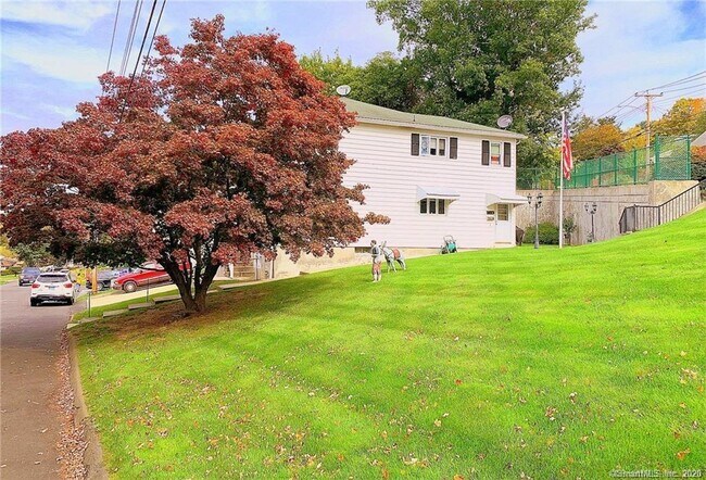 Building Photo - 2-4 Pinecrest Ave